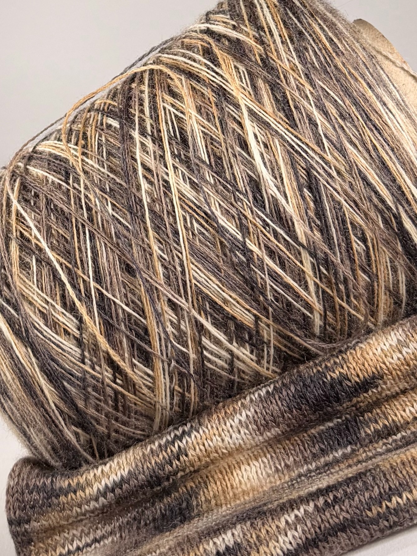 Shetlandwolle 100 % – handwerklich strukturierte Verlaufwolle 05